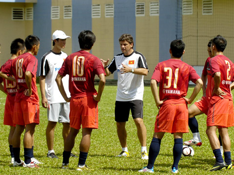 HLV Falko Götz triệu tập 24 tuyển thủ cho lượt trận thứ hai của vòng loại World Cup 2014.
